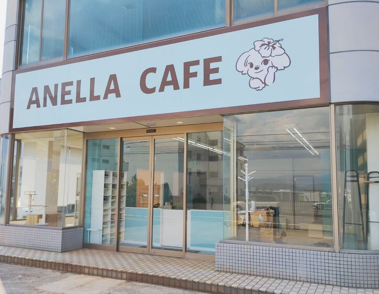 ANELLA CAFEの温かい外観